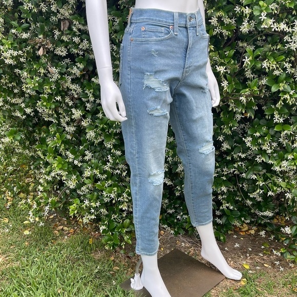 NWT Signature Gold Levi’s Mom Distressed Crop Jeans - Picture 3 of 12